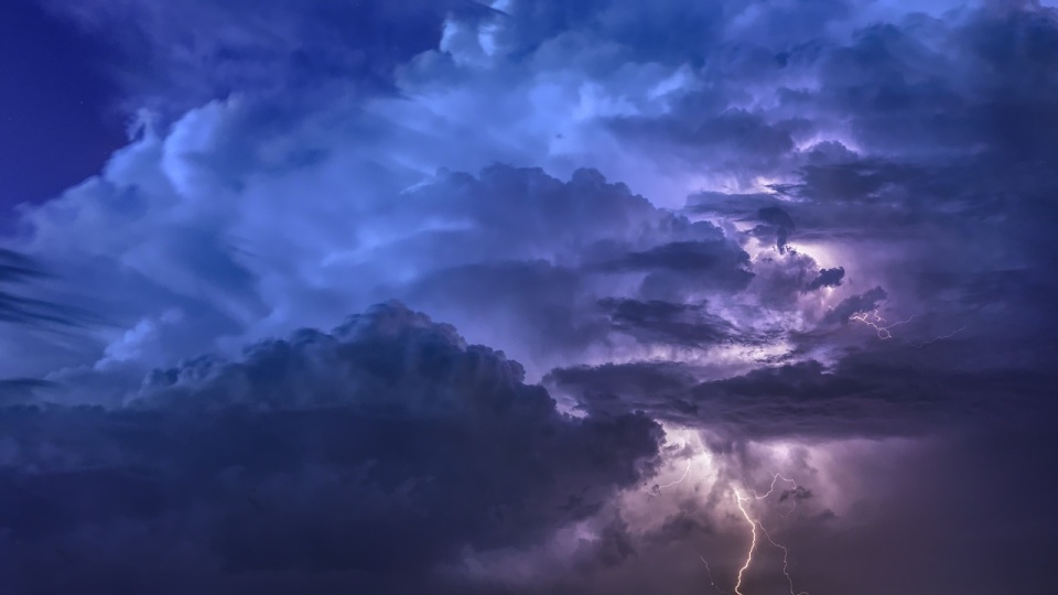 Synoptyk IMGW prognozuje burze, którym miejscami będą towarzyszyć silne opady deszczu od 15 do 25 mm oraz porywy wiatru do 80 km/h/fot. ilustracyjna, Pixabay