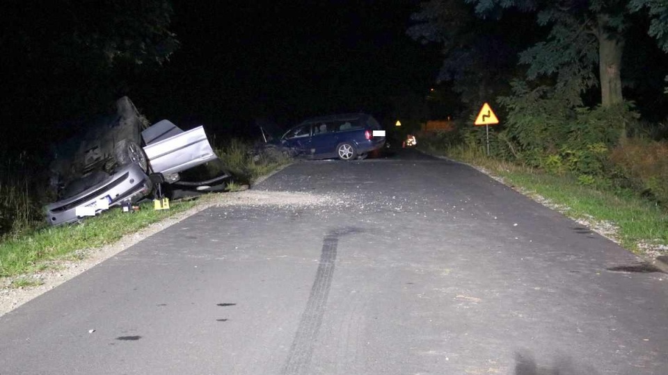 – Po zderzeniu, bmw zjechało na pobocze, gdzie przewróciło się na dach. Trzy osoby uczestniczące w tej kolizji nie odniosły poważniejszych obrażeń – informuje policja/fot. KPP Radziejów