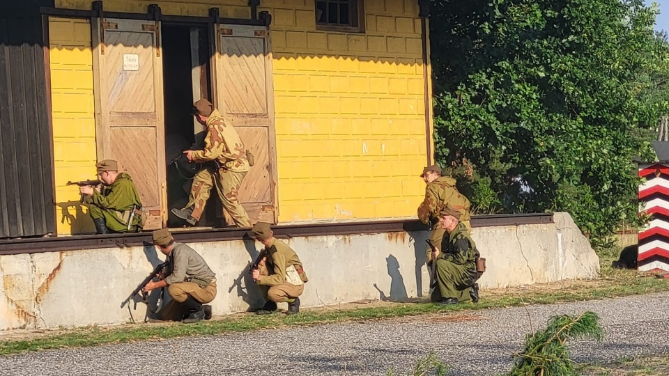 Potyczka między rekonstruktorami odtwarzającymi żołnierzy AK i LWP a Wehrmachtem odbyła się w 19 sierpnia w Wierzchucinie/fot. nadesłane/Bartosz Puchowski - koordynator imprezy ze Stowarzyszenia „Światło"