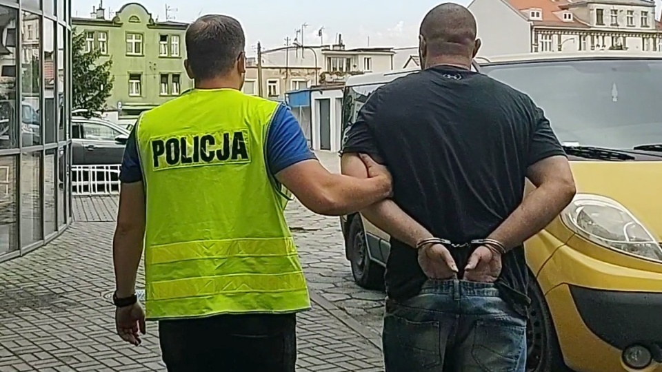 Policjanci z Bydgoszczy, Żnina i Piły zatrzymali trzech mężczyzn podejrzanych o włamanie na plebanię/fot. Policja