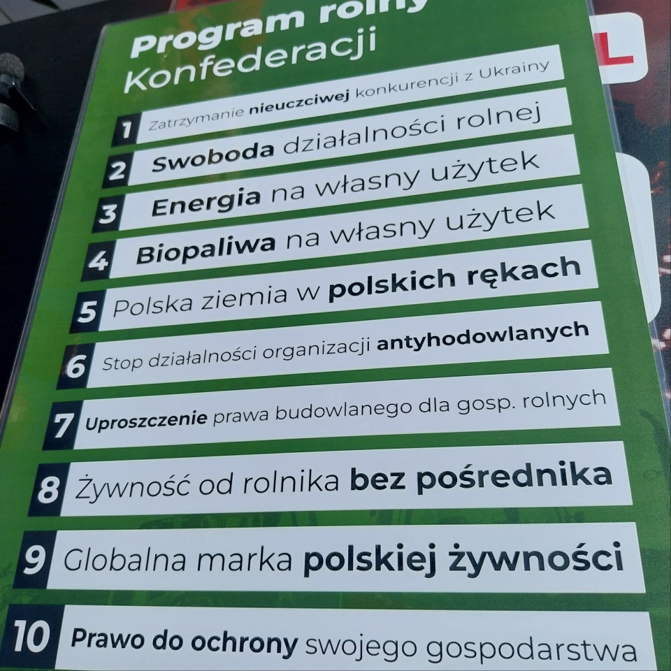 Marcin Sypniewski z Konfederacji krytykuje przyjęcie przez Donalda Tuska na listę wyborczą Koalicji Obywatelskiej, lidera Agrounii Michała Kołodziejczaka/fot. Elżbieta Rupniewska