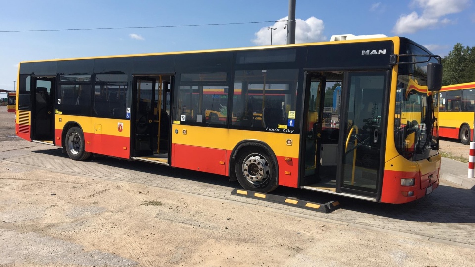 Autobus docelowo będzie służył rannym żołnierzom. Na razie załadowano do niego paletę ze słodyczami dla ukraińskich dzieci/fot. Marcin Doliński