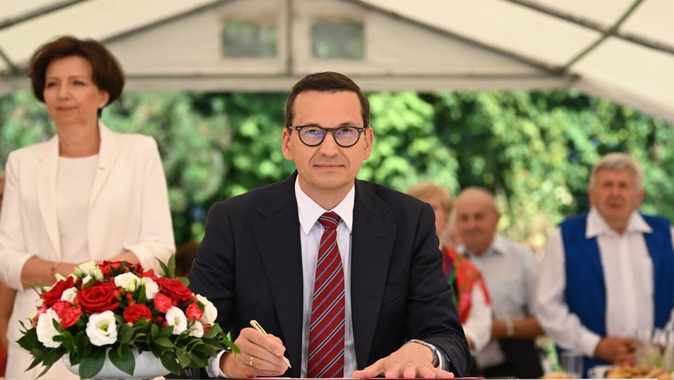 Premier Mateusz Morawiecki podpisał we wtorek w Solcu nad Wisłą (woj. mazowieckie) rozporządzenia w sprawie wysokości i terminu wypłat czternastych emerytur. na zdjęciu z minister Marleną Maląg/fot. PAP