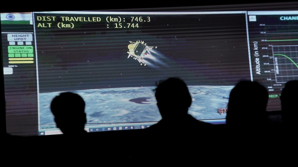 Mieszkańcy zgromadzili się, by oglądać transmisję lądowania sondy Chandrayaan-3 na Księżycu/fot. Idress Mohammed, PAP/EPA
