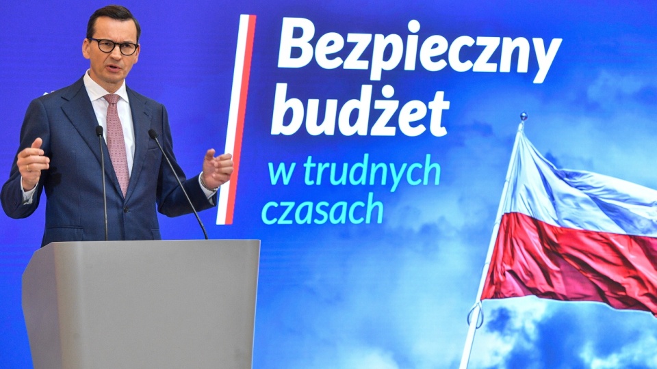 Premier Mateusz Morawiecki podczas wypowiedzi dla mediów po zakończonym posiedzeniu Rady Ministrów w siedzibie KPRM w Warszawie. Rząd przyjął projekt ustawy budżetowej na 2024 r.ok/fot. Radek Pietruszka, PAP