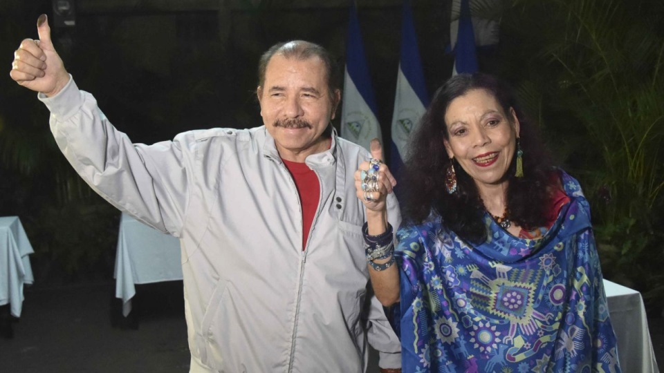 Daniel Ortega z żoną/ fot. PAP/EPA/RODRIGO ARANGUA)