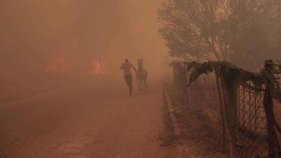 Ogień niszczy Grecję/fot. Kostas Tsironis/PAP