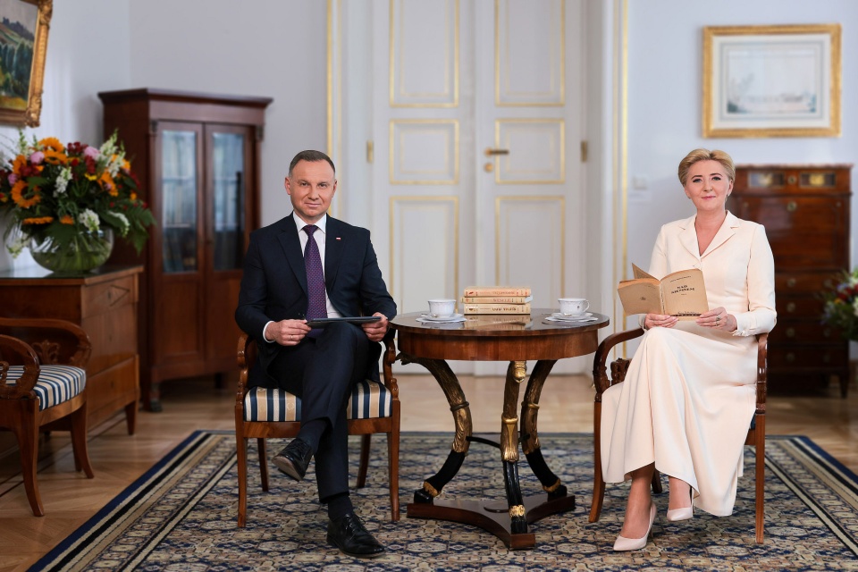 W opublikowanym wideo para prezydencka czyta fragmenty „Nad Niemnem"/fot. prezydent.pl