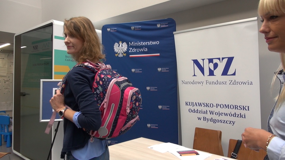 Jaki jest najlepszy plecak dla ucznia, w czasie środowego dyżuru bydgoskiego NFZ prezentowały Karina Kawecka i Marta Myśliwiec z Sanepidu w Bydgoszczy (jw)