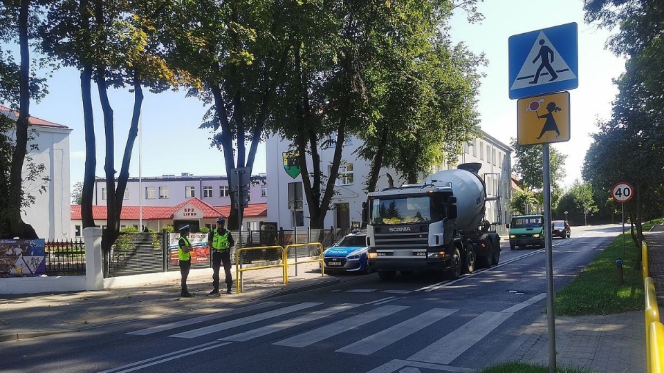 Policjanci z kujawsko-pomorskiego sprawdzili, czy drogi wokół placówek oświatowych są prawidłowo oznakowane/fot. KWP Bydgoszcz