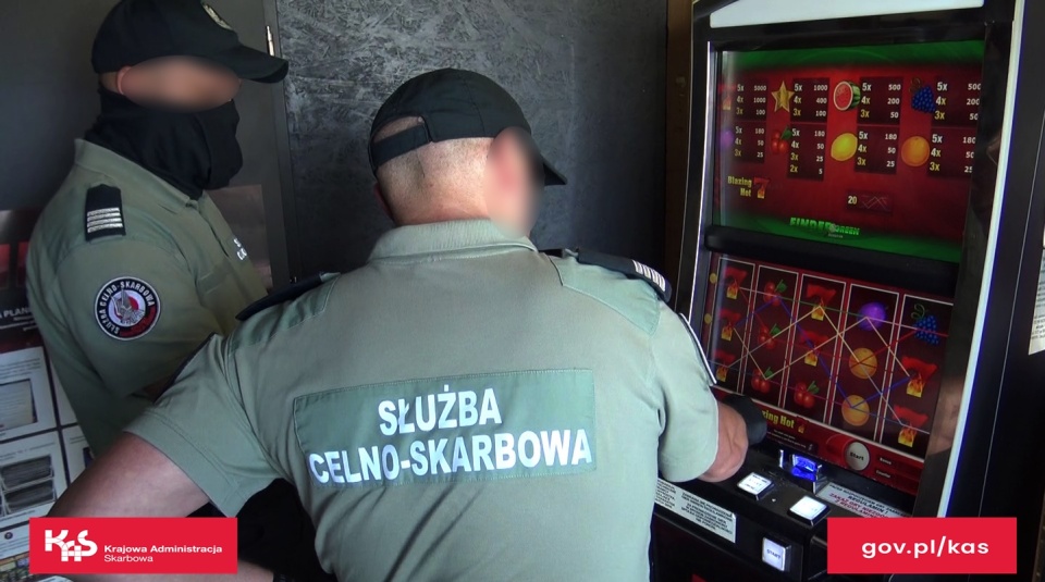 Funkcjonariusze służby celno–skarbowej zlikwidowali w ostatnim czasie trzy punkty z nielegalnymi automatami do gier/fot: Izba Administracji Skarbowej w Bydgoszczy
