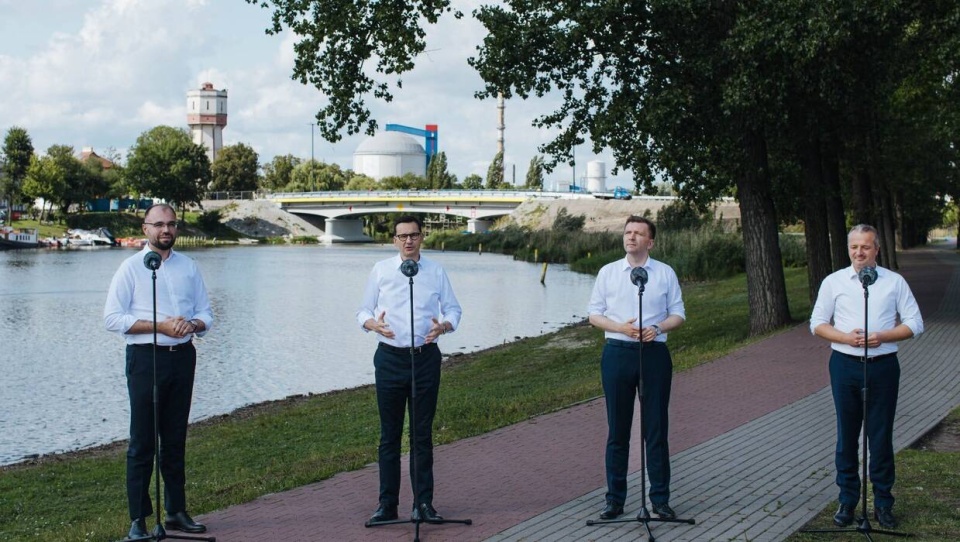 Premier Mateusz Morawiecki w piątek (1 września) przybył z wizytą do Kruszwicy, gdzie na przykładzie przeprowadzanej właśnie w tym mieście rozbudowy drogi krajowej nr 62 przypomniał, że rząd Prawa i Sprawiedliwości realizuje model rozwoju polegający na wykorzystywaniu potencjału także mniejszych miast i gmin/fot. PAP/Twitter/Kancelaria Premiera