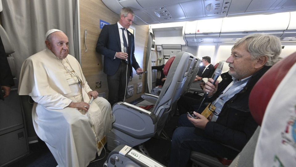 Na pokładzie samolotu odbyła się tradycyjna konferencja prasowa papieża/fot. PAP/EPA/CIRO FUSCO/POOL