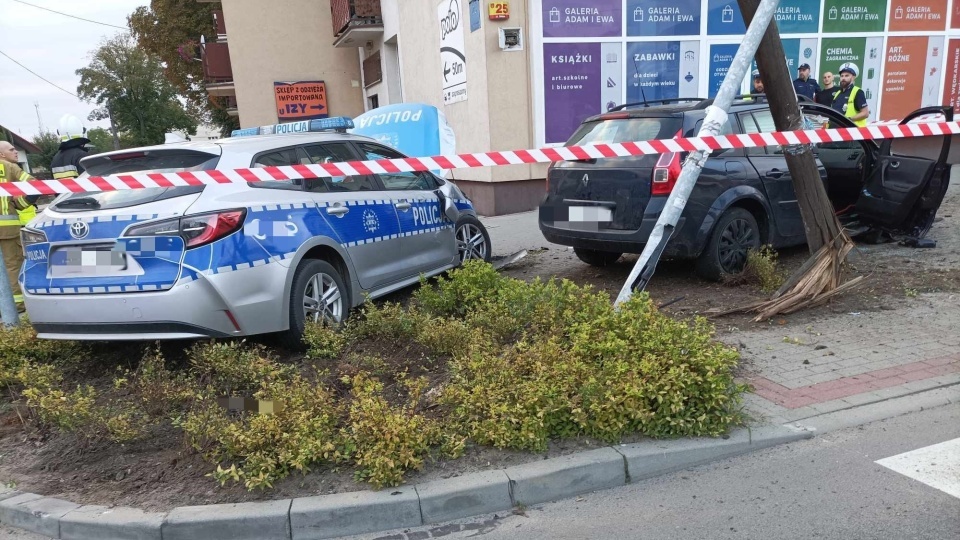 У Ґрудзьондзі поліція затримала водія Renault, який у понеділок зіткнувся з поліцейським автомобілем із розміткою в Яблоново-Поморському/ ​фото: OSP Яблоново Поморське, Facebook