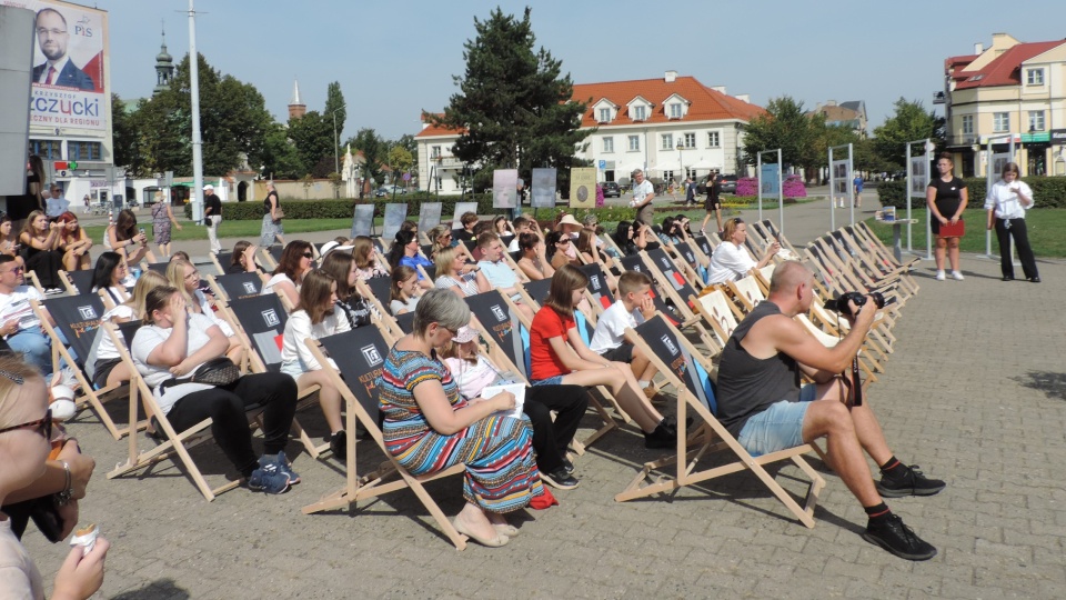 Włocławianie zebrali się na Placu Wolności, żeby wspólnie czytać wybrane fragmenty „Nad Niemnem” /fot: Marek Ledwosiński