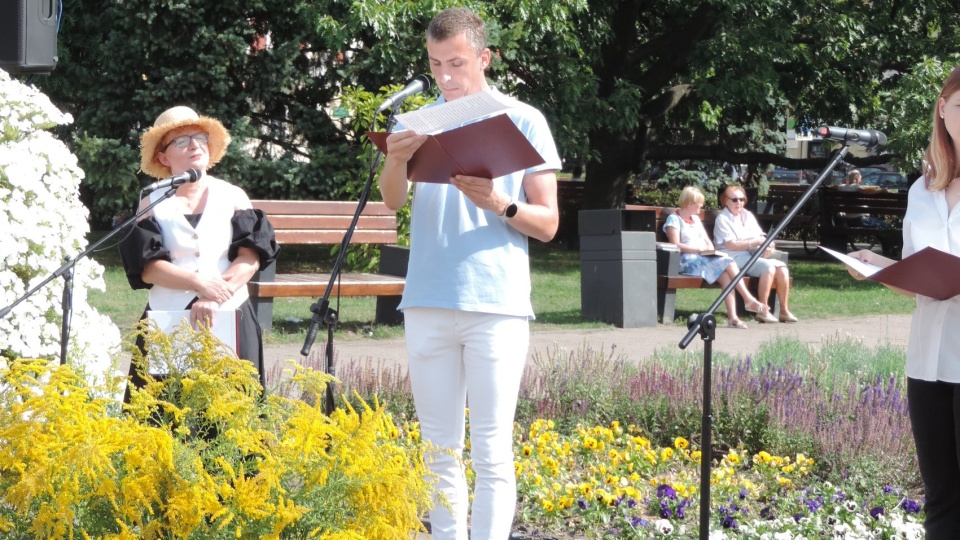 Włocławianie zebrali się na Placu Wolności, żeby wspólnie czytać wybrane fragmenty „Nad Niemnem” /fot: Marek Ledwosiński