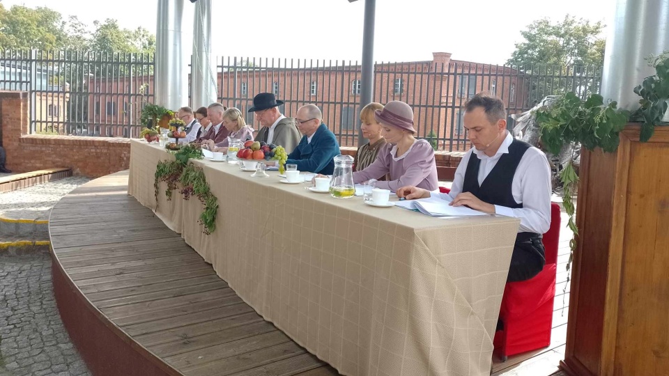 Aktorzy Teatru Baj Pomorski zaprezentowali wybraną scenę powieści „Nad Niemnem”/fot: Michał Zaręba