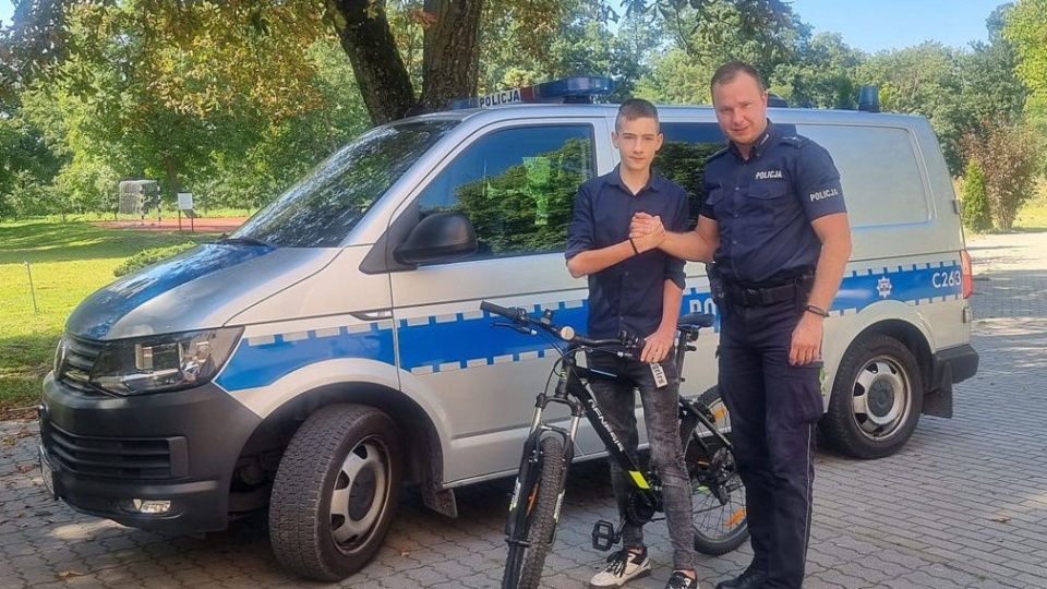 Kryspin cieszy się z nowego roweru/fot. materiały policji