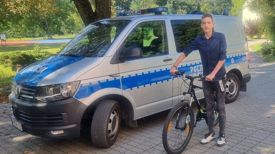 Kryspin cieszy się z nowego roweru/fot. materiały policji