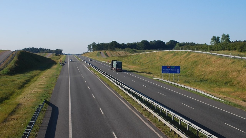 Autostrada A1 na odcinku Rusocin-Swarożyn/fot. Wikipiedia/Autorstwa Polimerek - Praca własna, CC BY-SA 3.0, https://commons.wikimedia.org/w/index.php?curid=10878025