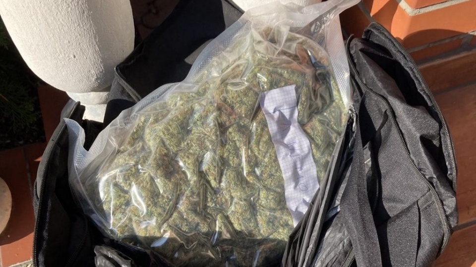 W torbie, którą wyrzucił 28-latek, było ponad 1,2 kilograma marihuany/fot. KMP w Bydgoszczy