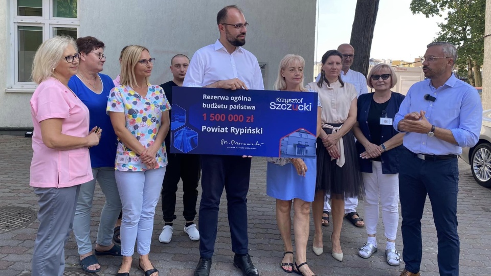 Minister Krzysztof Szczucki wręczył symboliczny czek o wysokości 1,5 miliona złotych na rzecz Szpitala w Rypinie/fot: Facebook/Powiat Rypiński