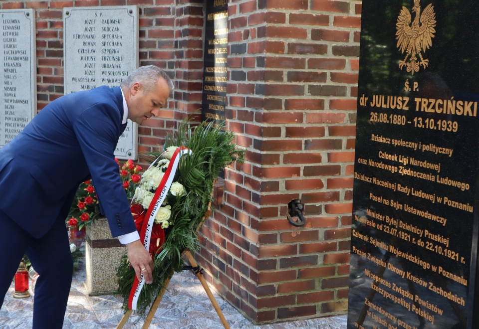 Delegacje złożyły kwiaty pod tablicą w gniewkowskim lesie/fot: Facebook/Kujawsko-Pomorski Urząd Wojewódzki w Bydgoszczy