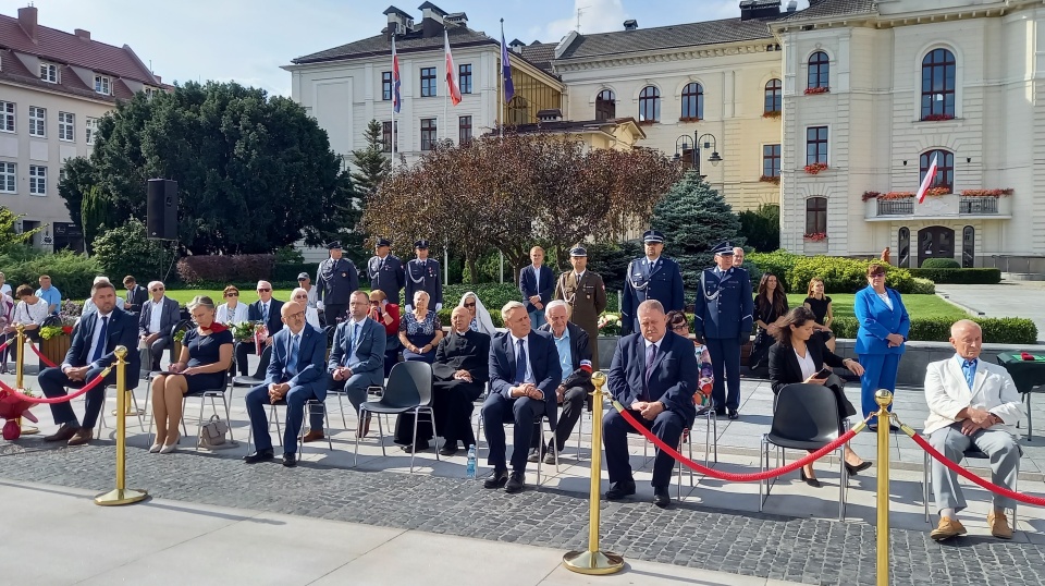 Uczestnicy bydgoskich obchodów 84. rocznicy radzieckiej napaści na Polskę wzięli udział w mszy świętej i uroczystości na Starym Rynku/fot: Tatiana Adonis