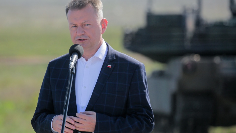 Minister obrony narodowej Mariusz Błaszczak przemawia na pokazie "Jesienny Ogień - 23" w Ośrodku Szkolenia Wojsk Lądowych w Bemowie Piskim/fot. PAP/Tomasz waszczuk
