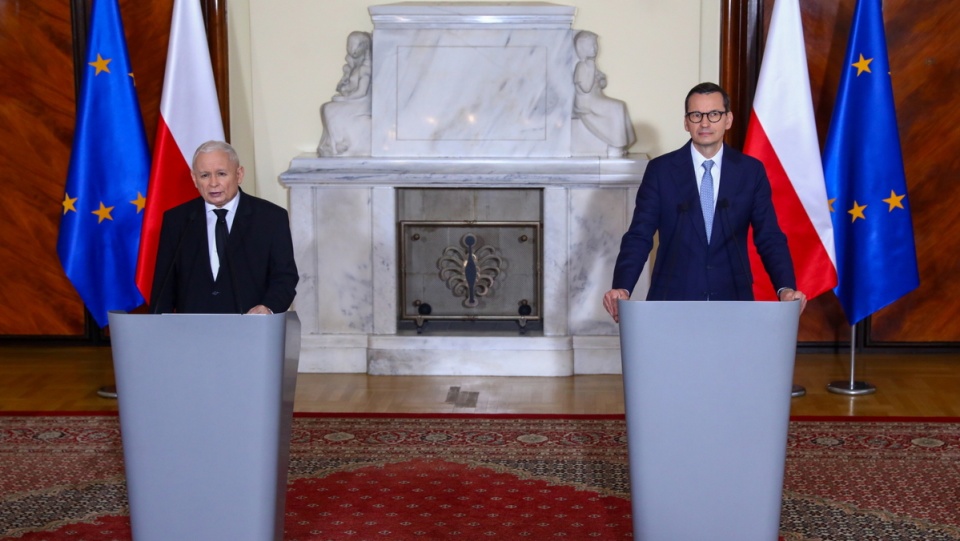 Premier Mateusz Morawiecki i wicepremier Jarosław Kaczyński podczas konferencji prasowej po zakończonym posiedzeniu rządu/fot. Tomasz Gzell, PAP