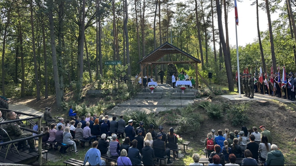 Uroczystość odbywa się co roku w miejscu, gdzie znajdują się szczątki pomordowanych Polaków, znalezione w raciniewskim lesie/fot. nadesłane