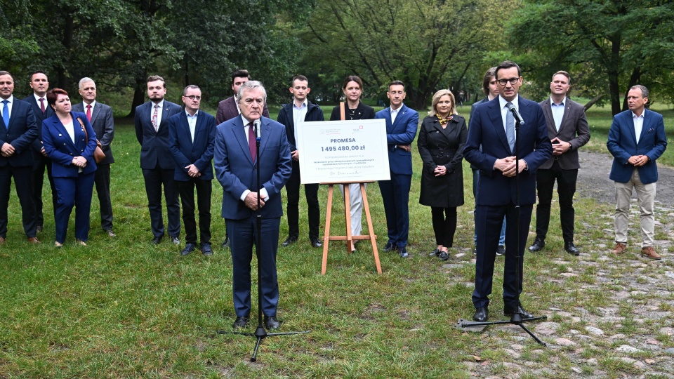 Premier Mateusz Morawiecki oraz minister kultury i dziedzictwa narodowego Piotr Gliński podczas briefingu prasowego w Warszawie. Tematem spotkania był program ochrony zabytków/fot: PAP/Radek Pietruszka