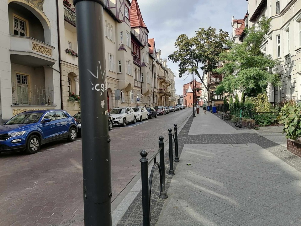 Na chodniku przy Cieszkowskiego są obecnie dwa metalowe stojaki na rowery/fot. Monika Siwak
