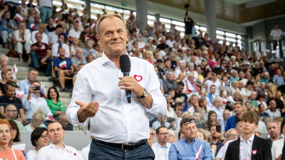 Przewodniczący Platformy Obywatelskiej Donald Tusk przemawia podczas spotkania otwartego w hali sportowej Sisu Arena w Bydgoszczy/fot. Tytus Żmijewski, PAP