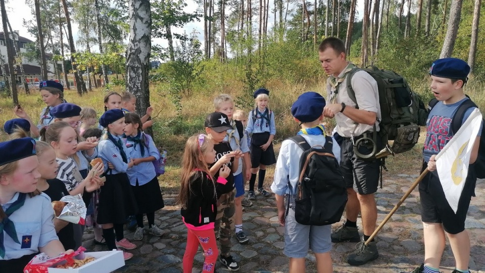 Pokazowa zbiórka Skautów Europy - gromady Przyłęki-Brzoza w bydgoskim Fordonie. Akela Janusz Stanecki prowadzi Wilczki do Doliny Śmierci/fot. mg