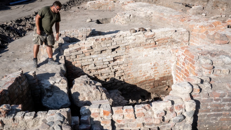 Archeolog Piotr Alagierski ogląda fragmenty zabudowań zespołu św. Ducha z XIII wieku. Ruiny odkryto podczas prac remontowych na Bulwarze Filadelfijskim, pomiędzy Bramą Klasztorną i Koszarami Racławickimi/fot. PAP/Tytus Żmijewski