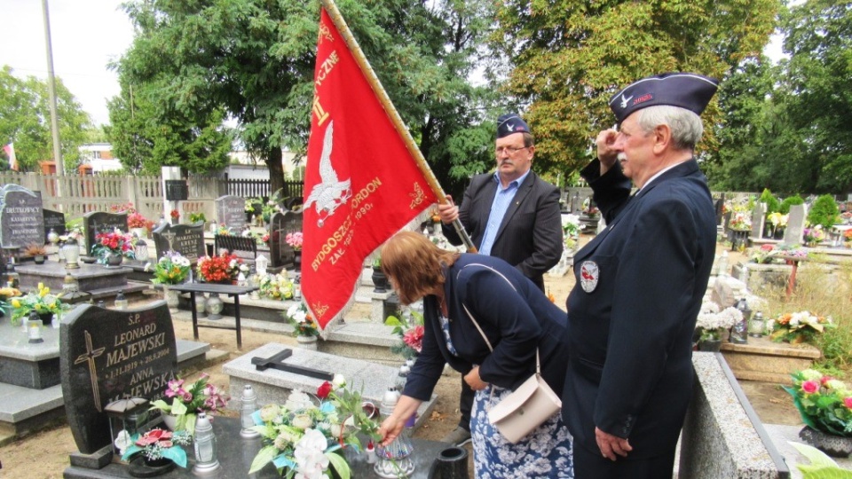 Główne uroczystości zostały poprzedzone złożeniem kwiatów i oddaniem hołdu sztandarem pod tablicami patrona gniazda oraz modlitwą przy grobach zasłużonych działaczy tej formacji /fot. nadesłane