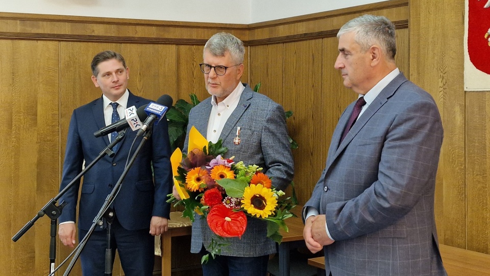 Uroczystość wręczenia odznaki „Zasłużony dla Kultury Polskiej” Aleksandrowie Atamańskiemu/fot. Gmina Kamień Krajeński, Facebook