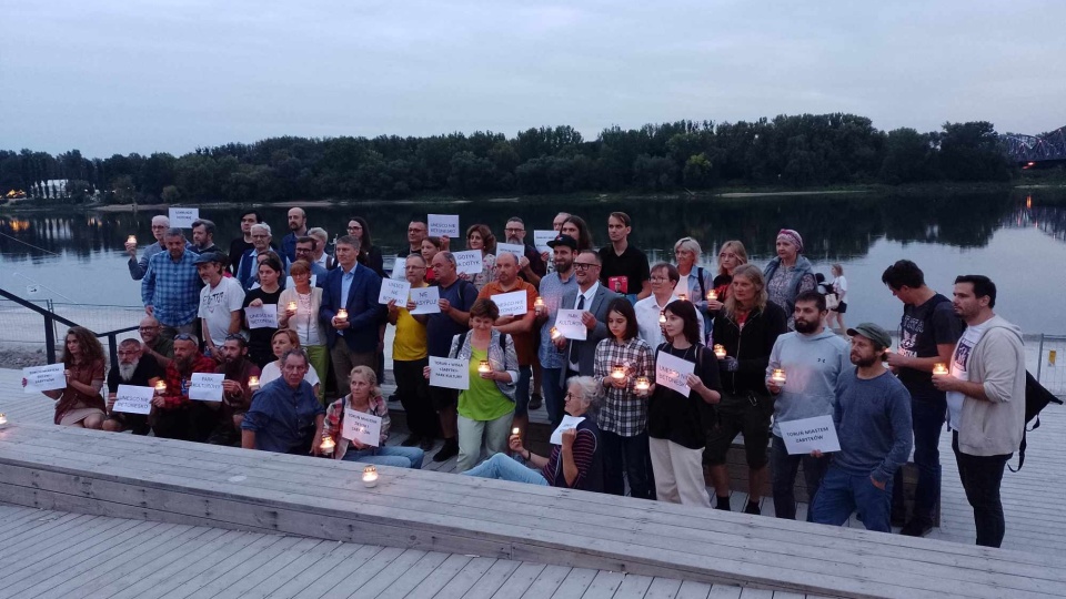 Społecznicy protestowali na Bulwarze Fildelfijskim przeciwko zasypaniu pozostałości kompleksu Świętego Ducha w Toruniu/fot. nadesłane
