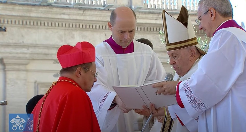 Papież Franciszek przewodniczył w sobotę w Watykanie konsystorzowi, w trakcie którego kreował nowych kardynałów, wśród nich metropolitę łódzkiego Grzegorza Rysia/fot. zrzut ekranu/Vatican Media/wideo