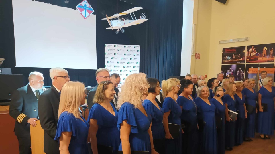 Jubileusz Aeroklubu Kujawskiego uświetnił występ chóru/fot. Marcin Glapiak