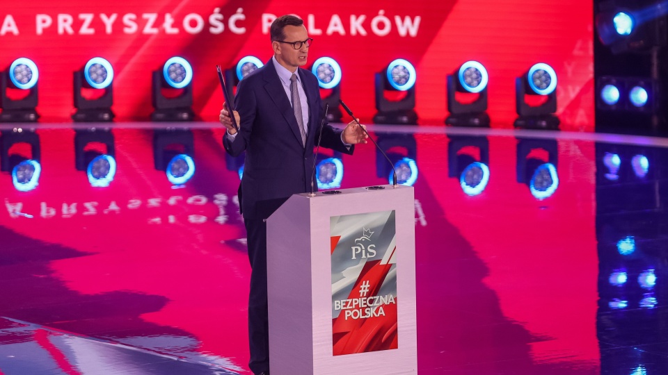 Kampania wyborcza do parlamentu 2023. Premier Mateusz Morawiecki zaprezentował "teczkę Tusk" podczas konwencji PiS pod hasłem "Bezpieczna Polska"/fot: PAP/Zbigniew Meissner
