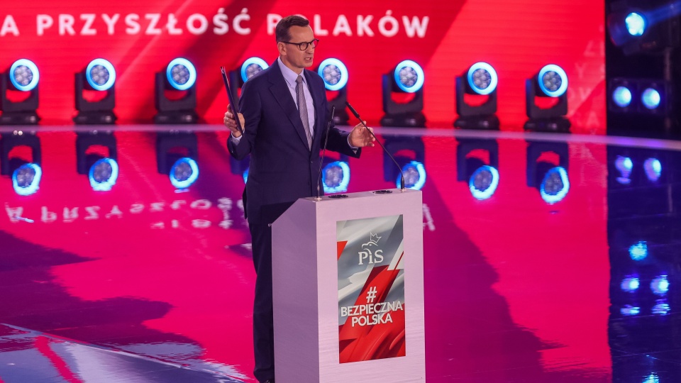 Kampania wyborcza do parlamentu 2023. Premier Mateusz Morawiecki zaprezentował "teczkę Tusk" podczas konwencji PiS pod hasłem "Bezpieczna Polska"/fot: PAP/Zbigniew Meissner