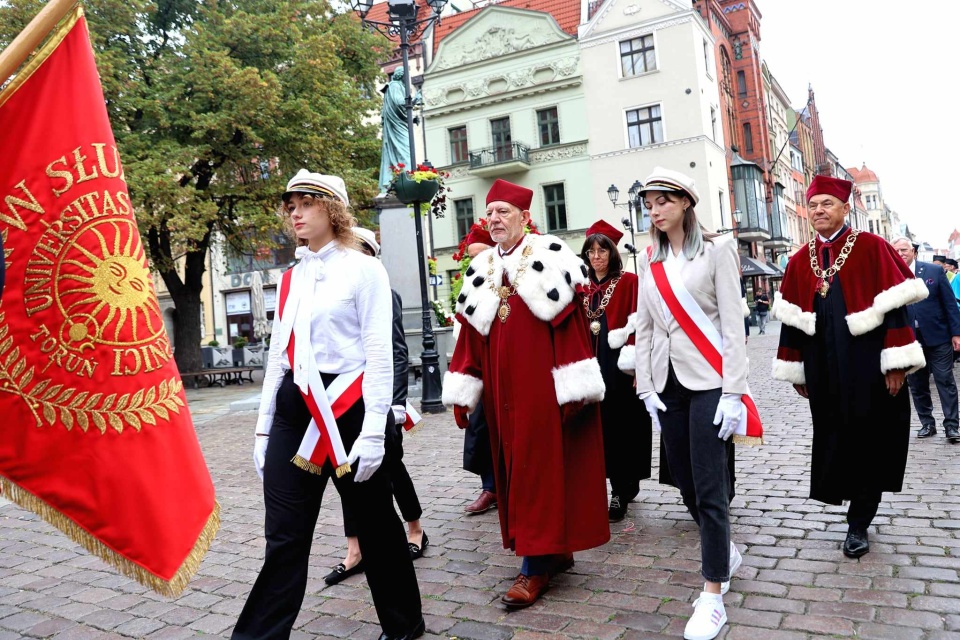 Przed inauguracją złożono kwiaty pod pomnikiem Mikołaja Kopernika/fot. Andrzej Romański, Uniwersytet Mikołaja Kopernika, Facebook