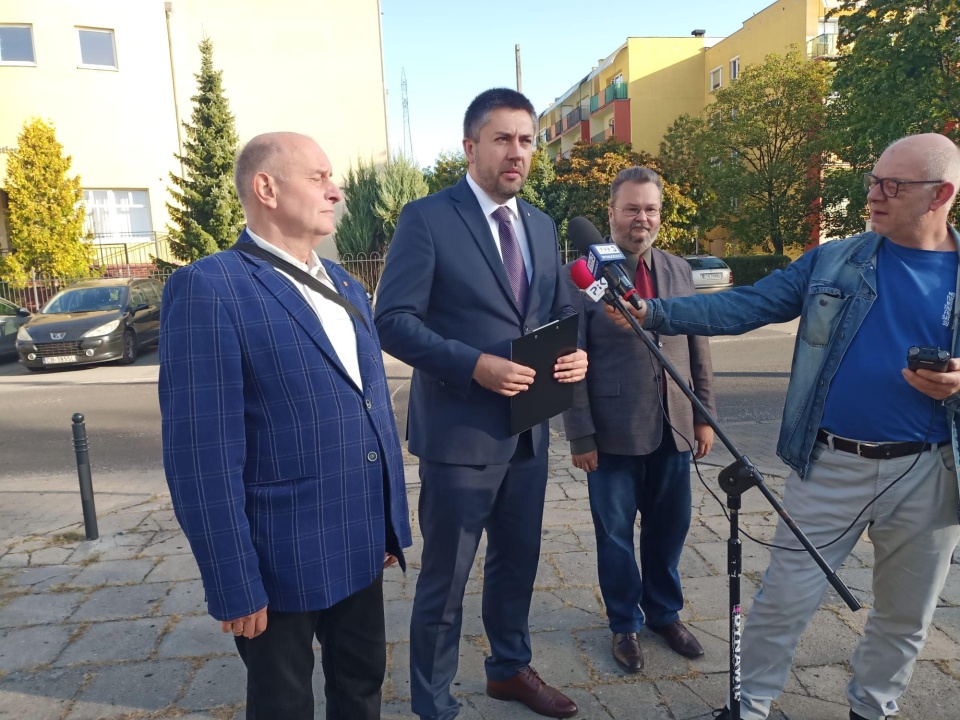 Bydgoscy radni PiS konferencję zorganizowali przed szkołą-pomnikiem Jana Pawła II w Bydgoszczy/fot. Jarosław Wenderlich - wiceminister w Kancelarii Premiera, Facebook