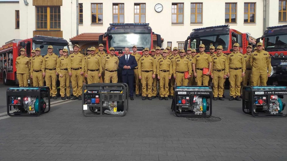 Strażacy z Kujaw i Pomorza otrzymali kolejne pojazdy i nowy sprzęt o wartości blisko 8 milionów złotych/fot: Katarzyna Bogucka