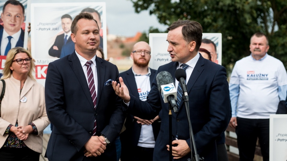 Minister sprawiedliwości Zbigniew Ziobro (z prawej) w Toruniu poparł posła Suwerennej Polski Mariusza Kałużnego w wyborach do Sejmu/fot. Tytus Żmijewski, PAP