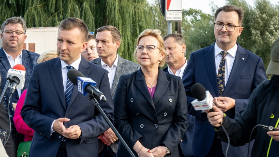 Od lewej: minister-członek Rady Ministrów Łukasz Schreiber, minister klimatu i środowiska Anna Moskwa i zastępca prezesa Narodowego Funduszu Ochrony Środowiska i Gospodarki Wodnej Sławomir Mazurek na rynku w Nakle nad Notecią