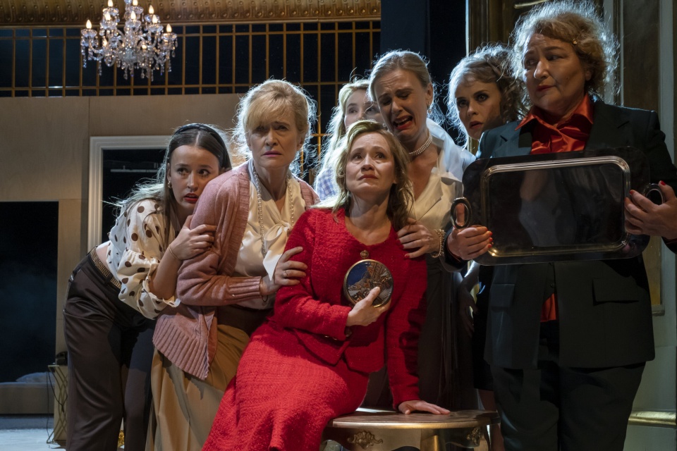 W toruńskim Teatrze im. Horzycy można oglądać spektakl „Osiem kobiet" w reżyserii Adama Orzechowskiego/fot. materiały Teatru im. Horzycy