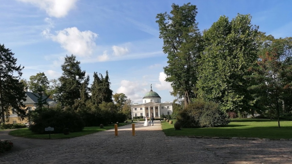 Pary młode chętnie fotografują się przy pałacu w Lubostroniu/fot. mg